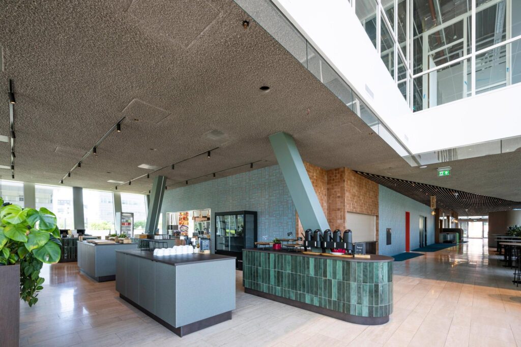 Modern ingerichte bedrijfskantine aan de David Ricardostraat met koffiecorner en zitgedeelte.